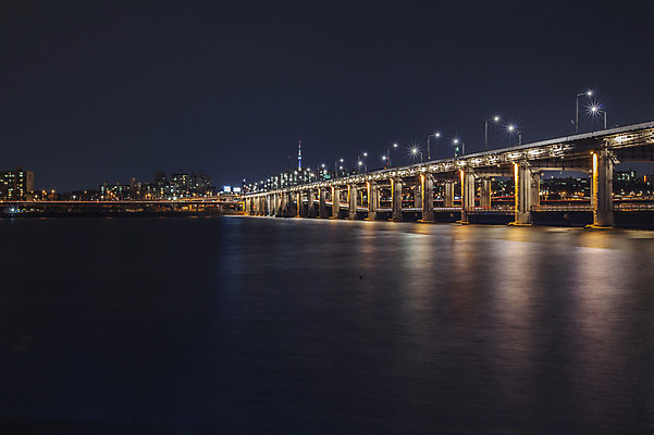 포토 JPG 야경 서울 한국 사람없음 야외 빛 강 반사 한강 반포대교 가교 국내포토 건축물 아시아 다리_건축물 야간 랜드마크 파일형식 풍경_경치