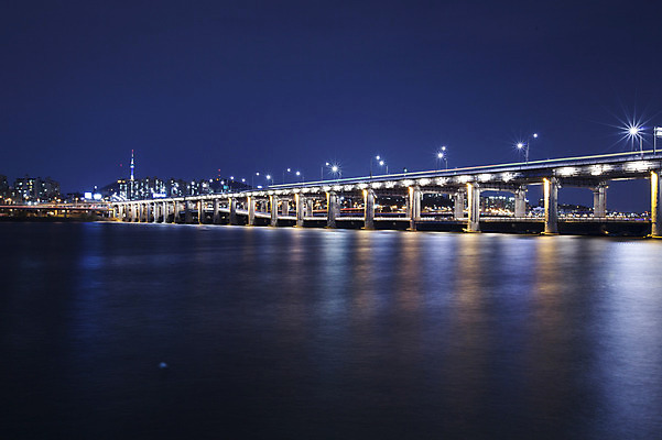 포토 JPG 야경 서울 한국 사람없음 야외 빛 반사 한강 반포대교 가교 국내포토 건축물 아시아 다리_건축물 야간 랜드마크 파일형식 풍경_경치