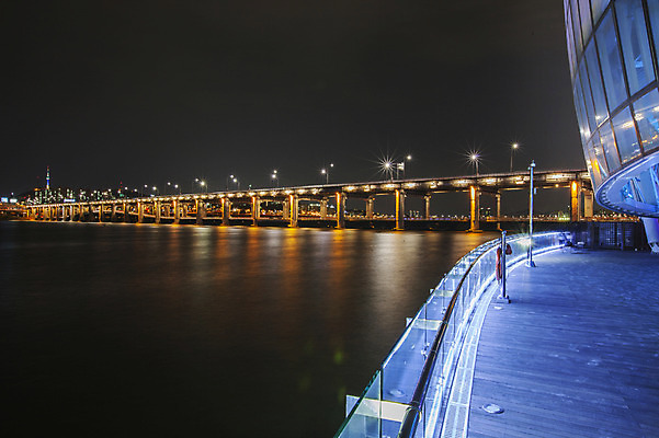 포토 JPG 야경 서울 한국 사람없음 야외 빛 반사 한강 반포대교 가교 세빛섬 국내포토 건축물 아시아 섬 다리_건축물 야간 랜드마크 파일형식 풍경_경치