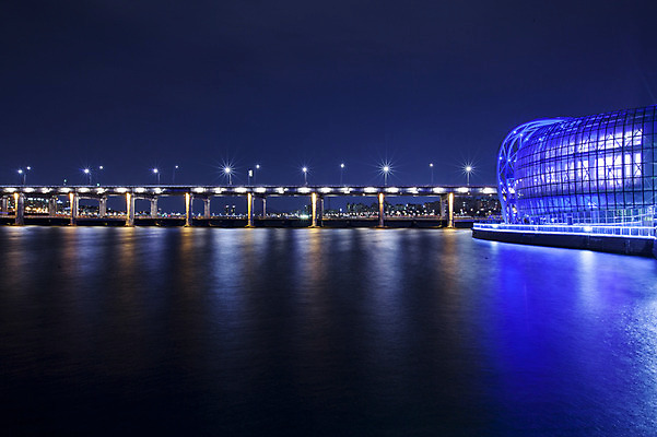 포토 JPG 야경 서울 한국 사람없음 야외 빛 반사 한강 반포대교 가교 세빛섬 국내포토 건축물 아시아 섬 다리_건축물 야간 랜드마크 파일형식 풍경_경치