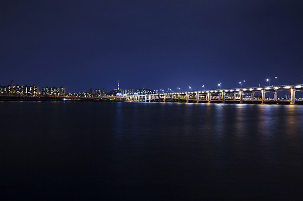 포토 JPG 야경 서울 한국 사람없음 야외 빛 한강 반포대교 가교 국내포토 건축물 아시아 다리_건축물 야간 랜드마크 파일형식 풍경_경치