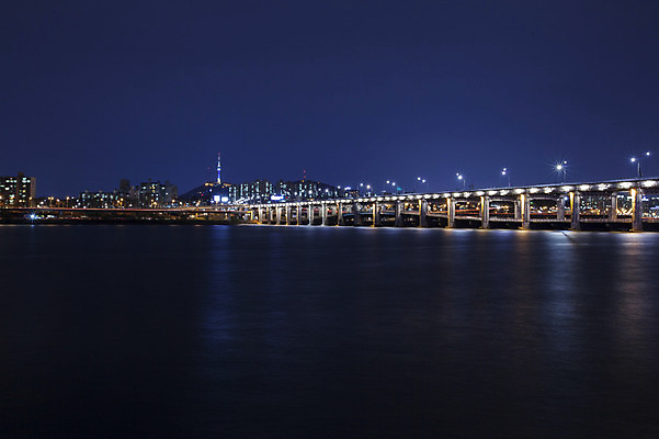 포토 JPG 야경 서울 한국 사람없음 야외 빛 한강 반포대교 가교 국내포토 건축물 아시아 다리_건축물 야간 랜드마크 파일형식 풍경_경치