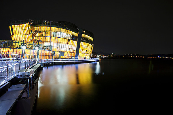 포토 JPG 컬러 야경 가로등 서울 한국 사람없음 야외 빛 반사 노란색 한강 반포대교 세빛섬 국내포토 공공시설 아시아 섬 다리_건축물 야간 랜드마크 파일형식 풍경_경치