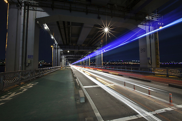 포토 JPG 도로 야경 서울 한국 사람없음 야외 빛 한강 반포대교 잔상 국내포토 아시아 길 교통시설 다리_건축물 야간 랜드마크 파일형식 풍경_경치