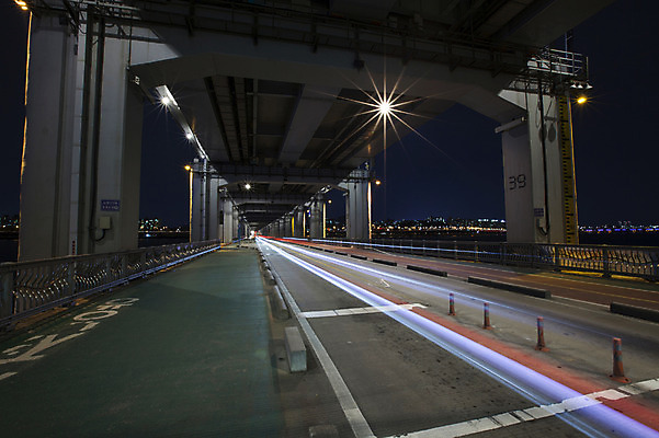 포토 JPG 도로 야경 서울 한국 사람없음 야외 빛 한강 반포대교 잔상 국내포토 아시아 길 교통시설 다리_건축물 야간 랜드마크 파일형식 풍경_경치