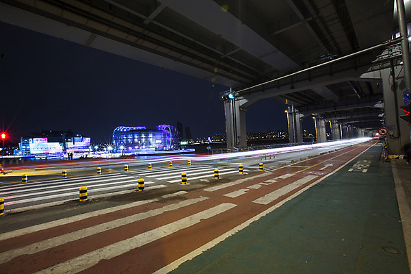 포토 JPG 도로 야경 서울 한국 사람없음 야외 빛 횡단보도 한강 반포대교 잔상 세빛섬 국내포토 아시아 길 섬 교통시설 다리_건축물 보행로 야간 랜드마크 파일형식 풍경_경치