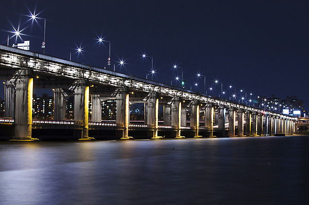 포토 JPG 야경 서울 한국 사람없음 야외 빛 강 한강 반포대교 가교 국내포토 건축물 아시아 다리_건축물 야간 랜드마크 파일형식 풍경_경치
