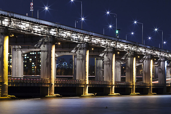 포토 JPG 야경 가로등 서울 한국 사람없음 야외 빛 한강 반포대교 가교 국내포토 건축물 공공시설 아시아 다리_건축물 야간 랜드마크 파일형식 풍경_경치