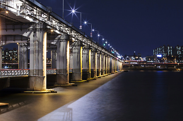 포토 JPG 야경 서울 한국 사람없음 야외 빛 한강 반포대교 가교 국내포토 건축물 아시아 다리_건축물 야간 랜드마크 파일형식 풍경_경치