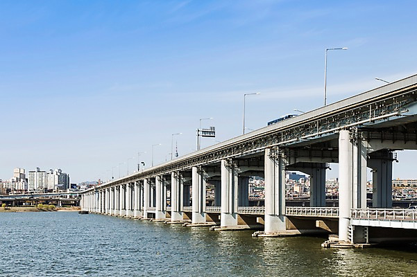 포토 JPG 주간 하늘 서울 한국 풍경 사람없음 야외 강 한강 반포대교 가교 국내포토 자연요소 건축물 아시아 다리_건축물 랜드마크 파일형식