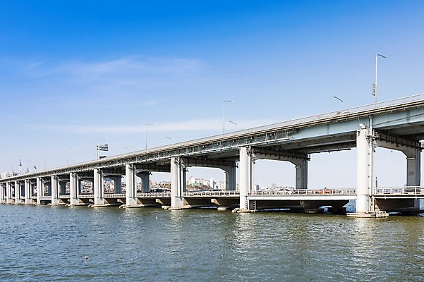 포토 JPG 주간 구름 하늘 서울 한국 풍경 사람없음 야외 강 한강 반포대교 가교 국내포토 자연요소 건축물 아시아 다리_건축물 랜드마크 파일형식