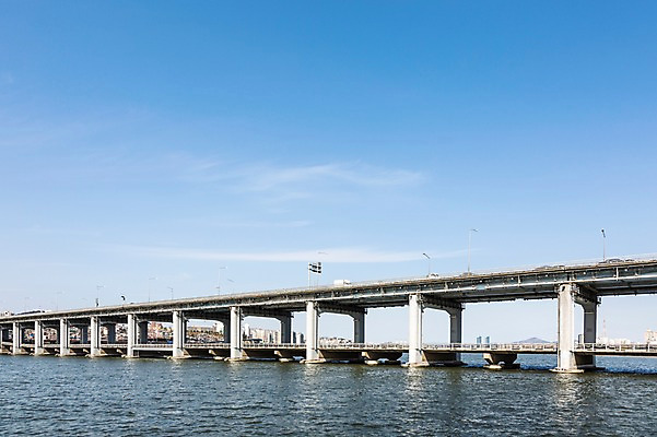 포토 JPG 주간 구름 하늘 서울 한국 풍경 사람없음 야외 강 한강 반포대교 가교 국내포토 자연요소 건축물 아시아 다리_건축물 랜드마크 파일형식