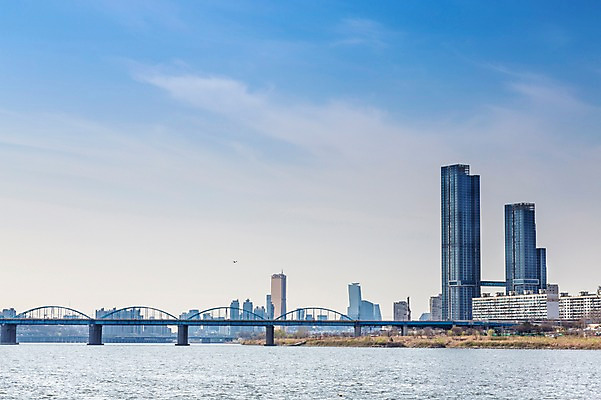 포토 JPG 주간 구름 하늘 서울 한국 풍경 사람없음 야외 건물 한강 반포대교 가교 국내포토 자연요소 건축물 아시아 다리_건축물 랜드마크 파일형식