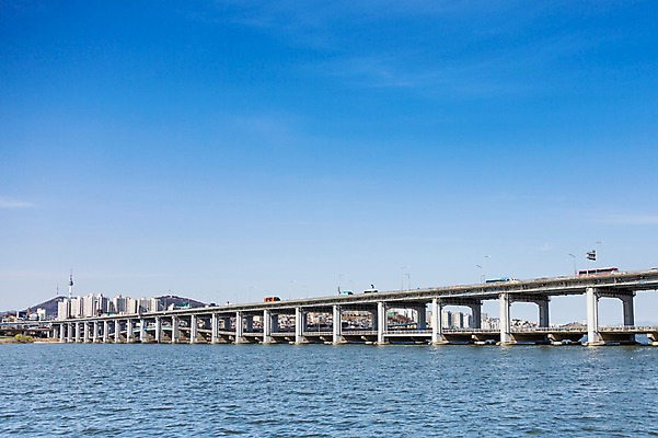 포토 JPG 주간 구름 하늘 서울 한국 풍경 사람없음 야외 강 한강 반포대교 가교 국내포토 자연요소 건축물 아시아 다리_건축물 랜드마크 파일형식