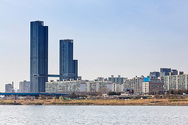 포토 JPG 주간 하늘 아파트 서울 한국 풍경 사람없음 야외 건물 강 한강 반포대교 국내포토 자연요소 건축물 아시아 주택 다리_건축물 랜드마크 파일형식