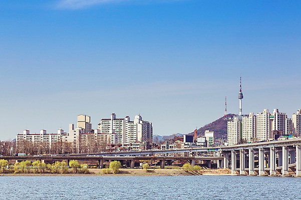 포토 JPG 주간 구름 하늘 아파트 서울 한국 풍경 빌딩 사람없음 야외 강 한강 남산 반포대교 가교 국내포토 자연요소 건축물 아시아 주택 건물 다리_건축물 랜드마크 파일형식