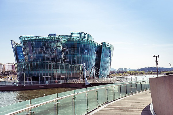 포토 JPG 주간 구름 건축물 하늘 서울 한국 풍경 사람없음 야외 강 한강 반포대교 세빛섬 국내포토 자연요소 건축 아시아 섬 다리_건축물 랜드마크 파일형식