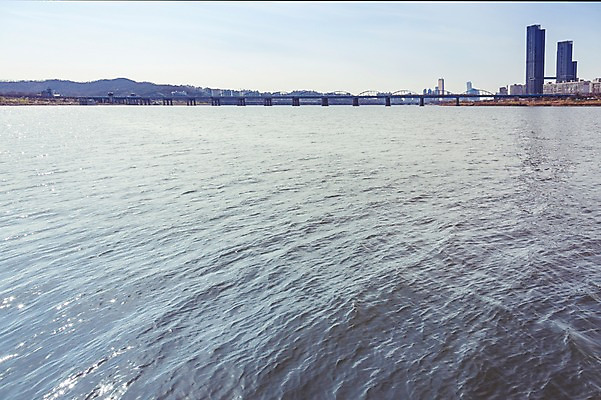 포토 JPG 주간 물결 하늘 서울 한국 풍경 빌딩 사람없음 야외 강 한강 반포대교 가교 국내포토 자연요소 건축물 아시아 건물 다리_건축물 랜드마크 파일형식
