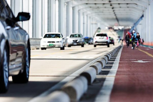 포토 JPG 주간 자동차 서울 한국 사람 풍경 여러명 야외 걷기 자전거 한강 반포대교 가교 국내포토 자연요소 건축물 아시아 육상교통 다수 모션 바이크 다리_건축물 랜드마크 파일형식