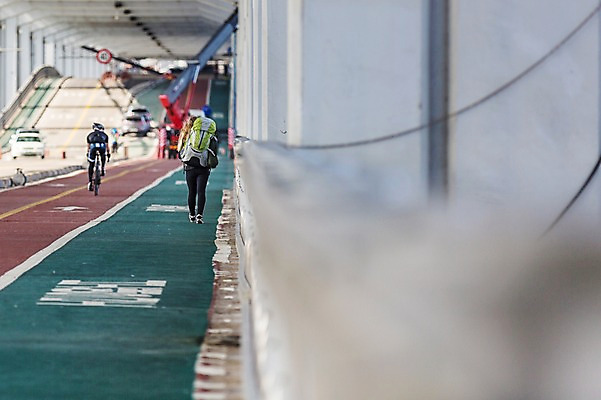포토 JPG 주간 자동차 서울 한국 사람 풍경 야외 두명 뒷모습 여행객 걷기 자전거 한강 반포대교 국내포토 자연요소 아시아 육상교통 뷰포인트 모션 바이크 다리_건축물 랜드마크 파일형식