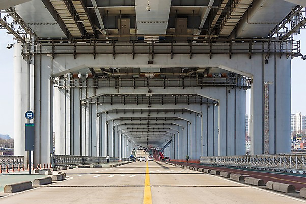 포토 JPG 주간 도로 서울 한국 풍경 사람없음 야외 버스정류장 한강 반포대교 가교 국내포토 자연요소 건축물 아시아 길 교통시설 다리_건축물 역 랜드마크 파일형식