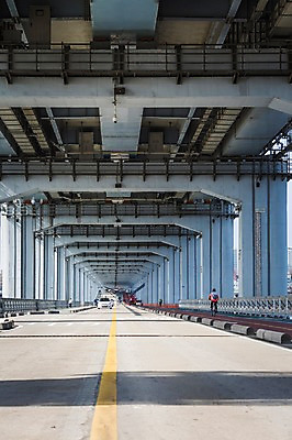 포토 JPG 주간 도로 자동차 서울 한국 한명 풍경 야외 걷기 한강 반포대교 가교 국내포토 자연요소 1 건축물 아시아 길 육상교통 교통시설 모션 사람 다리_건축물 랜드마크 파일형식