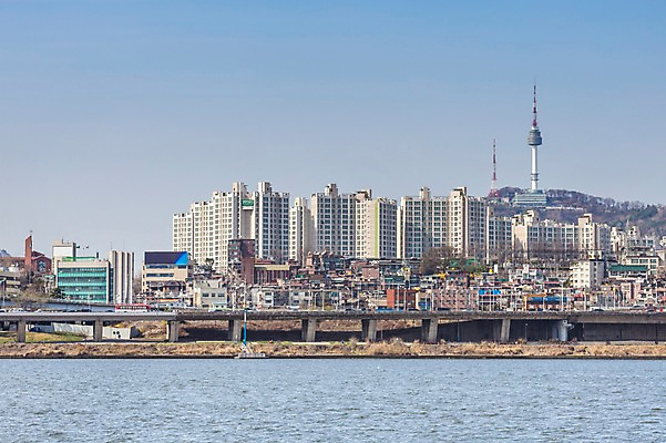 포토 JPG 주간 하늘 아파트 주택 서울 한국 풍경 사람없음 야외 건물 강 한강 남산타워 반포대교 가교 국내포토 자연요소 건축물 아시아 다리_건축물 남산 랜드마크 파일형식