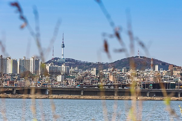 포토 JPG 주간 구름 하늘 아파트 주택 서울 한국 풍경 사람없음 야외 건물 강 한강 남산타워 반포대교 가교 국내포토 자연요소 건축물 아시아 다리_건축물 남산 랜드마크 파일형식