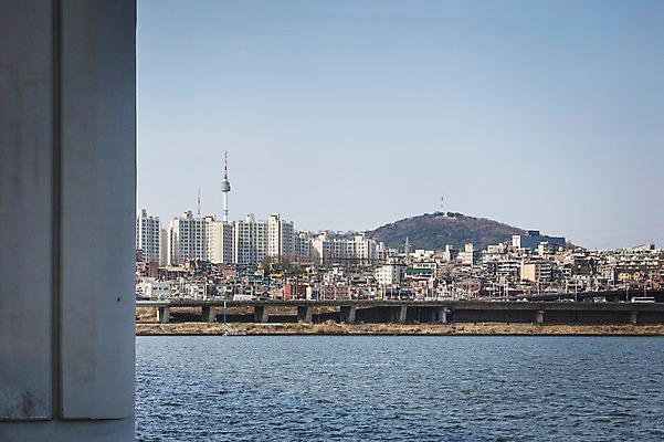 포토 JPG 주간 구름 하늘 아파트 서울 한국 풍경 사람없음 야외 건물 강 한강 남산 반포대교 국내포토 자연요소 건축물 아시아 주택 다리_건축물 랜드마크 파일형식