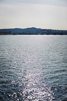 포토 JPG 주간 물결 하늘 서울 한국 풍경 사람없음 야외 빛 강 햇빛 반사 한강 반포대교 가교 국내포토 자연요소 건축물 아시아 태양 다리_건축물 랜드마크 파일형식