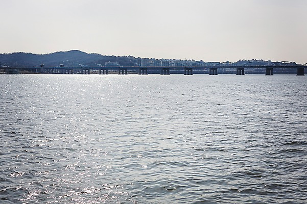 포토 JPG 주간 물결 하늘 서울 한국 풍경 사람없음 야외 빛 강 햇빛 한강 반포대교 가교 국내포토 자연요소 건축물 아시아 태양 다리_건축물 랜드마크 파일형식
