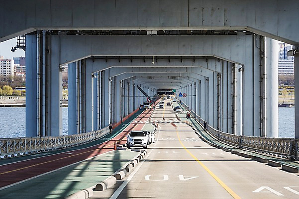 포토 JPG 주간 도로 자동차 서울 한국 풍경 사람없음 야외 한강 반포대교 가교 국내포토 자연요소 건축물 아시아 길 육상교통 교통시설 다리_건축물 랜드마크 파일형식
