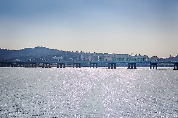 포토 JPG 주간 구름 하늘 서울 한국 풍경 사람없음 야외 빛 강 햇빛 반사 한강 반포대교 가교 국내포토 자연요소 건축물 아시아 태양 다리_건축물 랜드마크 파일형식