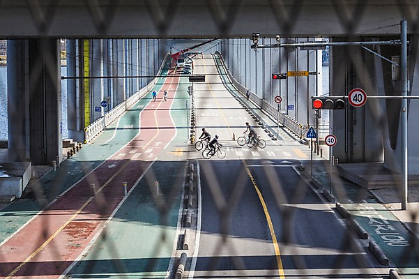 포토 JPG 주간 도로 서울 한국 사람 풍경 야외 자전거 횡단보도 한강 철망 반포대교 가교 국내포토 자연요소 건축물 아시아 길 교통시설 바이크 다리_건축물 보행로 랜드마크 파일형식