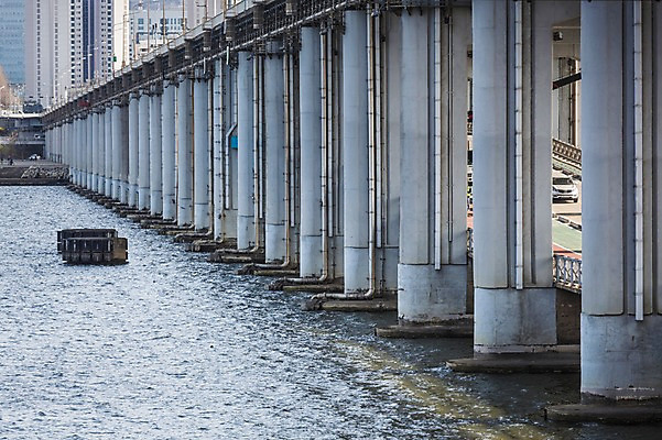포토 JPG 주간 건축물 자동차 서울 한국 풍경 사람없음 야외 강 한강 반포대교 가교 국내포토 자연요소 건축 아시아 육상교통 다리_건축물 랜드마크 파일형식
