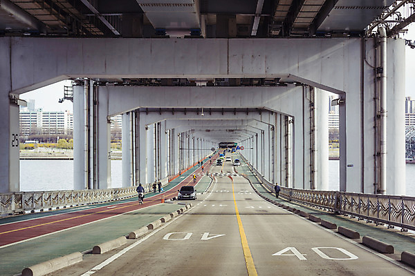 포토 JPG 주간 건축물 도로 자동차 서울 한국 풍경 여러명 야외 자전거 한강 반포대교 가교 국내포토 자연요소 건축 아시아 길 육상교통 다수 교통시설 사람 바이크 다리_건축물 랜드마크 파일형식