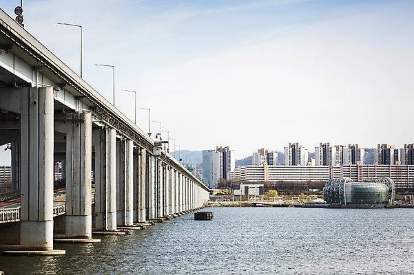 포토 JPG 주간 건축물 서울 한국 풍경 사람없음 야외 건물 강 한강 반포대교 가교 세빛섬 국내포토 자연요소 건축 아시아 섬 다리_건축물 랜드마크 파일형식