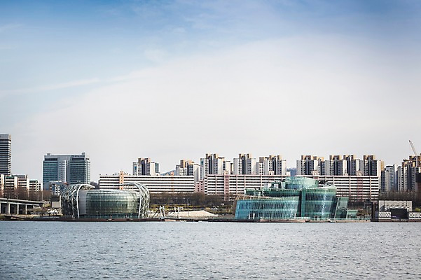 포토 JPG 주간 구름 건축물 하늘 서울 한국 풍경 사람없음 야외 한강 반포대교 가교 세빛섬 국내포토 자연요소 건축 아시아 섬 다리_건축물 랜드마크 파일형식