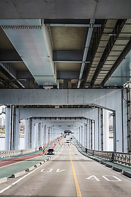 포토 JPG 주간 도로 자동차 서울 한국 사람 풍경 야외 자전거 승차 한강 반포대교 가교 국내포토 자연요소 건축물 아시아 길 육상교통 교통시설 모션 바이크 다리_건축물 랜드마크 파일형식