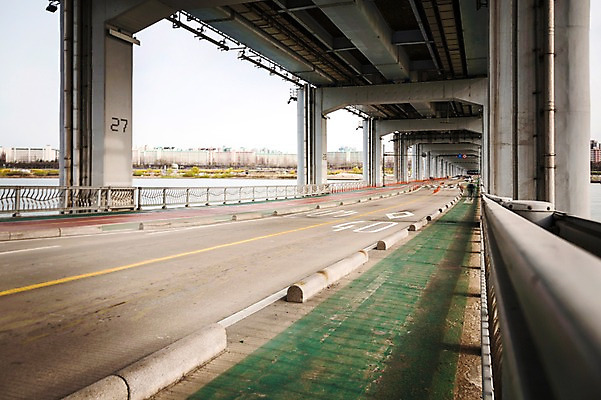 포토 JPG 주간 도로 서울 한국 풍경 사람없음 야외 한강 반포대교 가교 국내포토 자연요소 건축물 아시아 길 교통시설 다리_건축물 랜드마크 파일형식