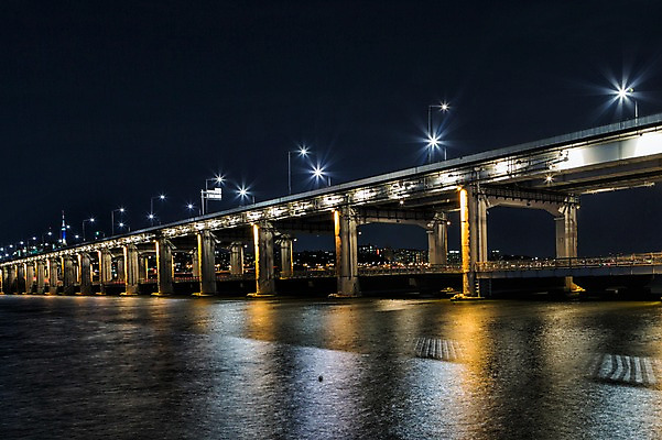 포토 JPG 야경 가로등 서울 한국 사람없음 야외 빛 반사 한강 반포대교 가교 국내포토 건축물 공공시설 아시아 다리_건축물 야간 랜드마크 파일형식 풍경_경치