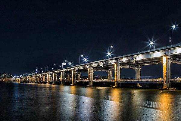 포토 JPG 야경 가로등 하늘 서울 한국 사람없음 야외 빛 한강 반포대교 가교 국내포토 건축물 공공시설 아시아 다리_건축물 야간 랜드마크 파일형식 풍경_경치