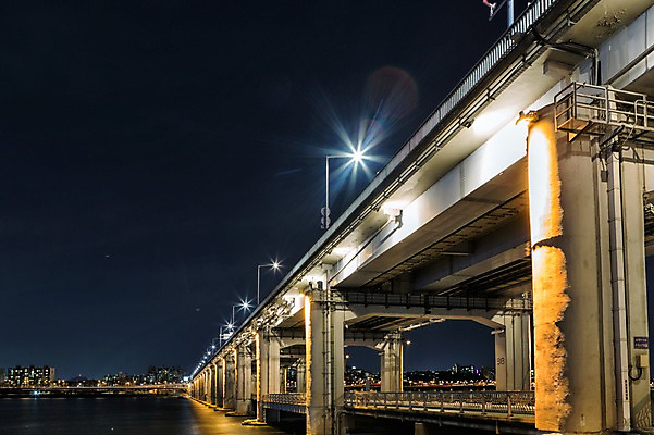 포토 JPG 야경 가로등 하늘 서울 한국 사람없음 야외 한강 반포대교 가교 국내포토 건축물 공공시설 아시아 다리_건축물 야간 랜드마크 파일형식 풍경_경치