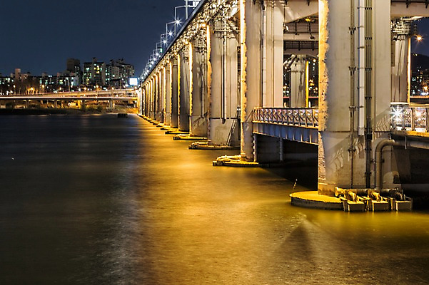 포토 JPG 야경 서울 한국 사람없음 야외 빛 한강 반포대교 가교 국내포토 건축물 아시아 다리_건축물 야간 랜드마크 파일형식 풍경_경치