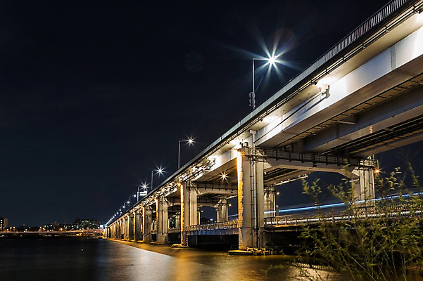 포토 JPG 야경 가로등 하늘 서울 한국 사람없음 야외 빛 강 한강 반포대교 가교 국내포토 건축물 공공시설 아시아 다리_건축물 야간 랜드마크 파일형식 풍경_경치