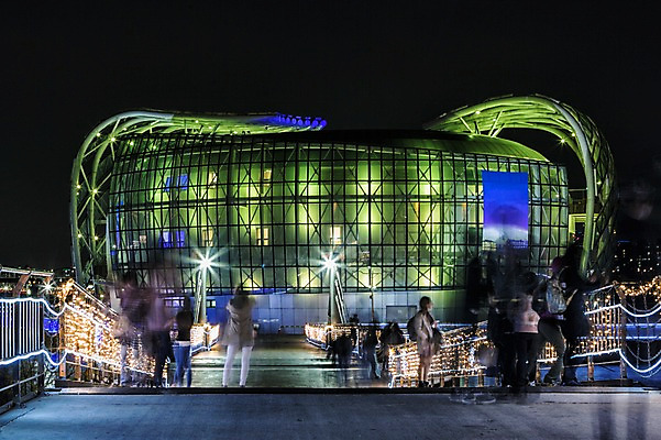 포토 JPG 야경 서울 한국 사람 여러명 야외 빛 한강 반포대교 가교 세빛섬 국내포토 건축물 아시아 섬 다수 다리_건축물 야간 랜드마크 파일형식 풍경_경치