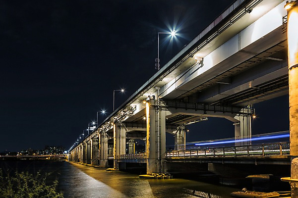 포토 JPG 야경 가로등 하늘 서울 한국 사람없음 야외 빛 강 한강 궤적 반포대교 잔상 가교 국내포토 건축물 공공시설 아시아 다리_건축물 야간 랜드마크 파일형식 풍경_경치
