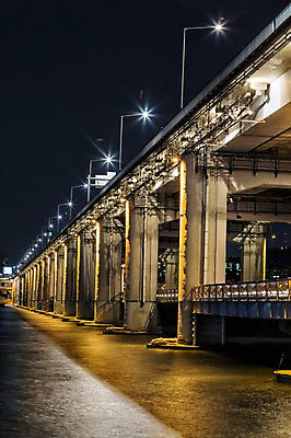 포토 JPG 야경 가로등 서울 한국 사람없음 야외 강 한강 반포대교 가교 국내포토 건축물 공공시설 아시아 다리_건축물 야간 랜드마크 파일형식 풍경_경치