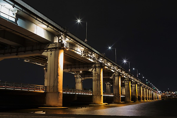 포토 JPG 야경 가로등 서울 한국 사람없음 야외 빛 한강 반포대교 가교 국내포토 건축물 공공시설 아시아 다리_건축물 야간 랜드마크 파일형식 풍경_경치