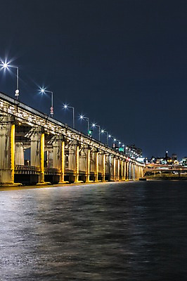포토 JPG 야경 가로등 하늘 서울 한국 사람없음 야외 빛 강 한강 반포대교 가교 국내포토 건축물 공공시설 아시아 다리_건축물 야간 랜드마크 파일형식 풍경_경치
